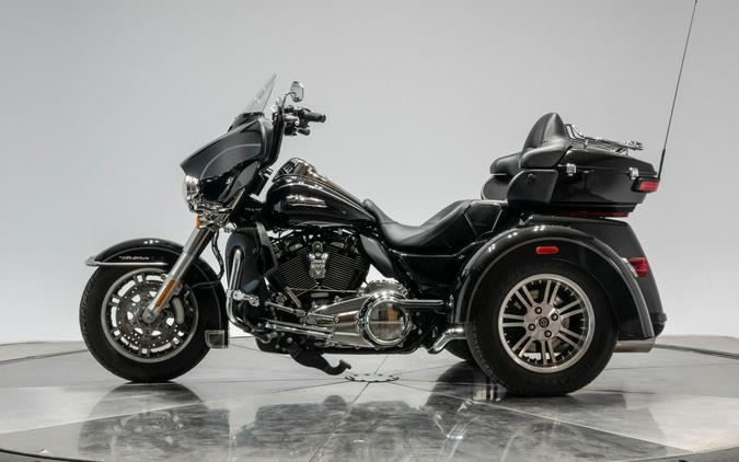 2017 HARLEY-DAVIDSON FLHTCUTG TRI GLIDE ULTRA in Vivid Black