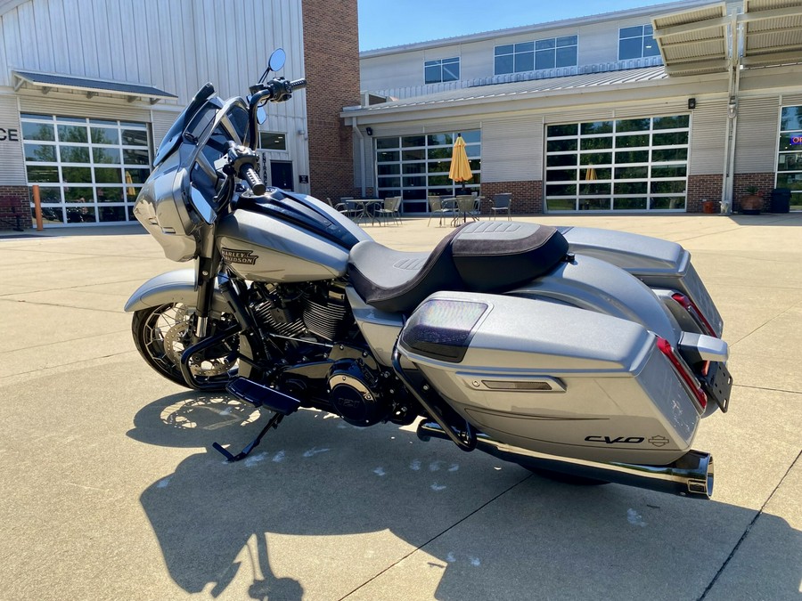 2023 Harley-Davidson® CVO™ Street Glide® Dark Platinum w/Pinstripe
