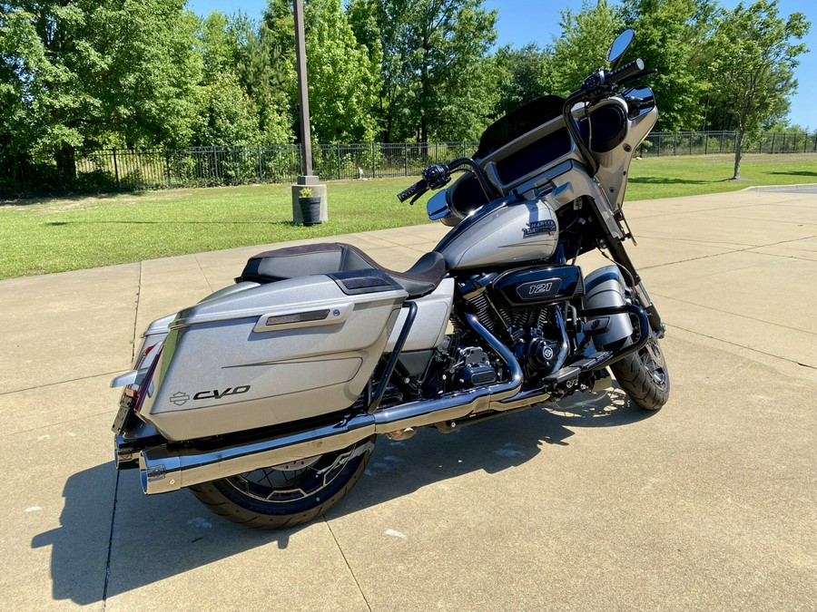 2023 Harley-Davidson® CVO™ Street Glide® Dark Platinum w/Pinstripe