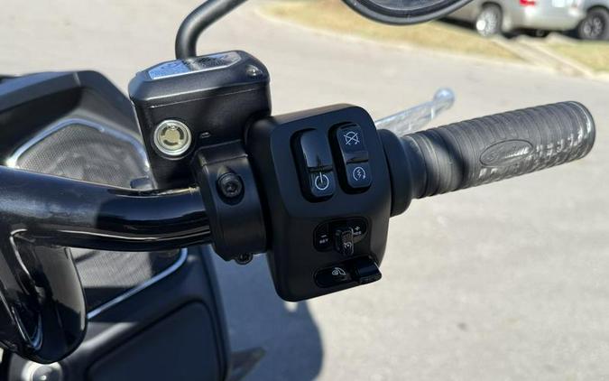 2023 Indian Motorcycle® Challenger® Titanium Smoke