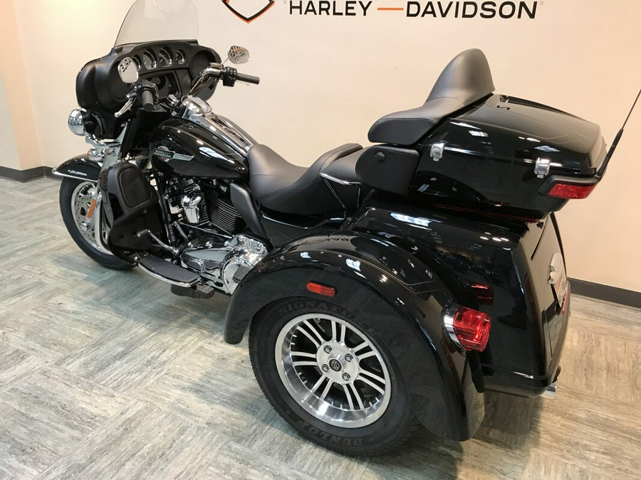 2024 Harley-Davidson Tri Glide Ultra Vivid Black FLHTCUTG