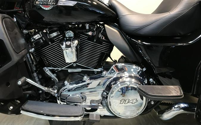 2024 Harley-Davidson Tri Glide Ultra Vivid Black FLHTCUTG