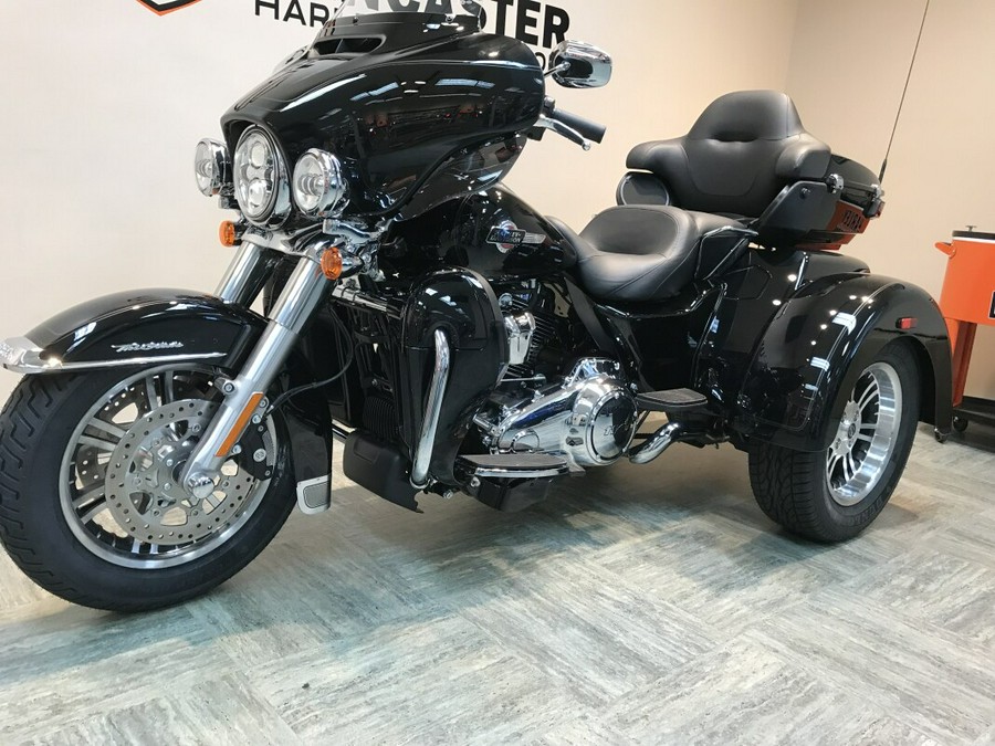 2024 Harley-Davidson Tri Glide Ultra Vivid Black FLHTCUTG