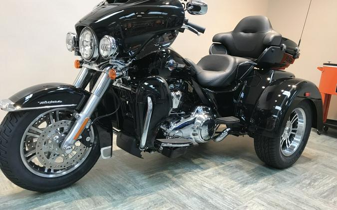 2024 Harley-Davidson Tri Glide Ultra Vivid Black FLHTCUTG