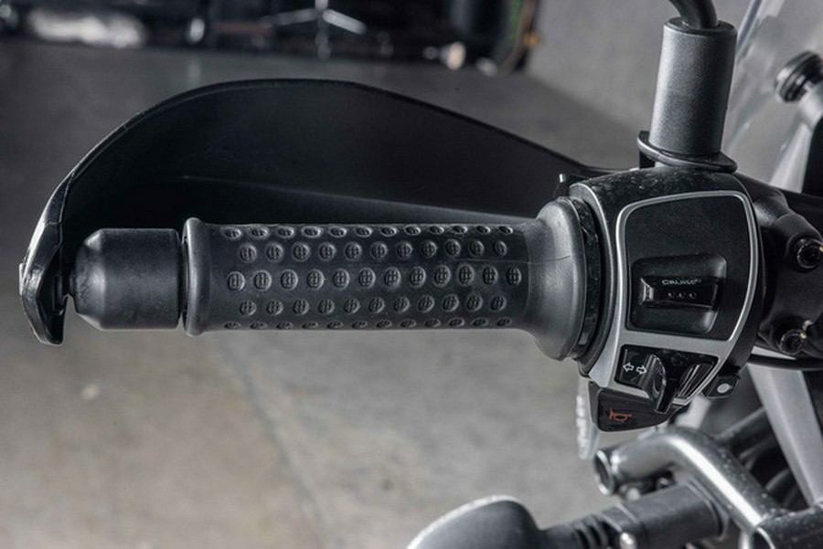 2022 Moto Guzzi V85 TT Guardia dOnore E5