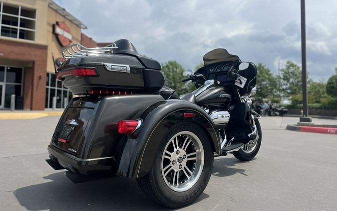 2020 Harley-Davidson® FLHTCUTG Tri Glide® Ultra RVR RCK GRY/BLK 858685