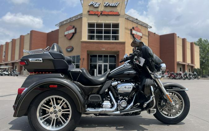 2020 Harley-Davidson® FLHTCUTG Tri Glide® Ultra RVR RCK GRY/BLK 858685