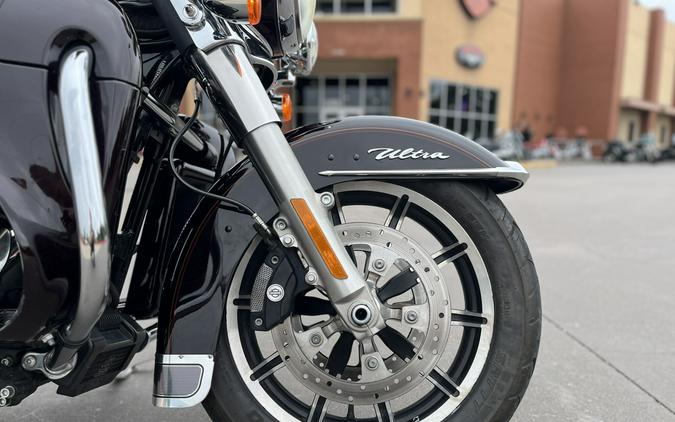 2014 Harley-Davidson® FLHTCU Electra Glide® Ultra Classic® BLACKND CAYENNE 615198