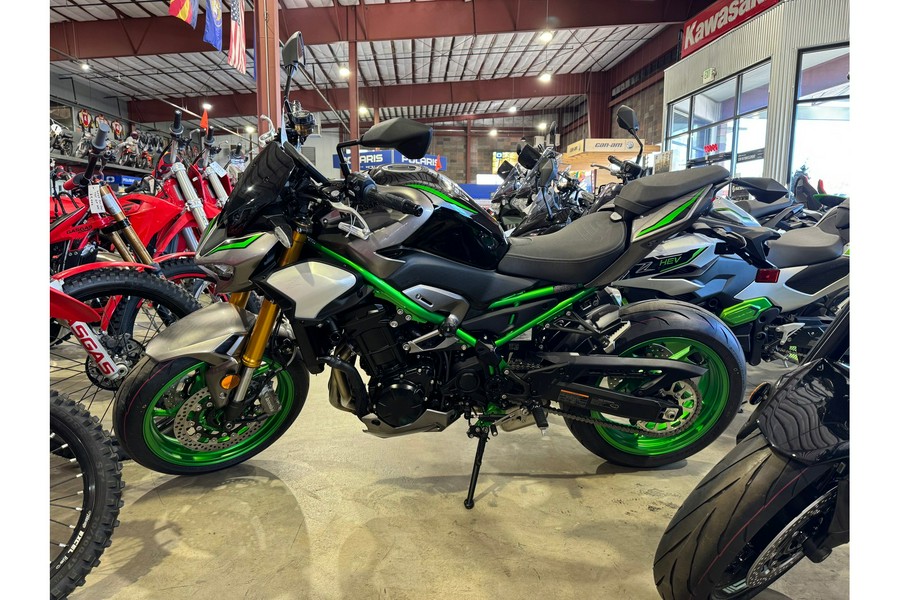 2025 Kawasaki Z900 SE ABS