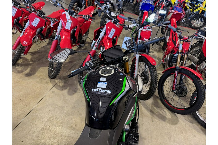 2025 Kawasaki Z900 SE ABS