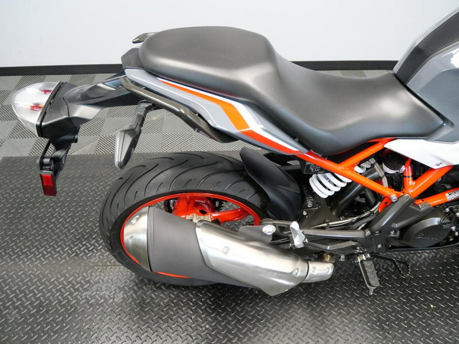 2022 BMW G 310 R Limestone Metallic