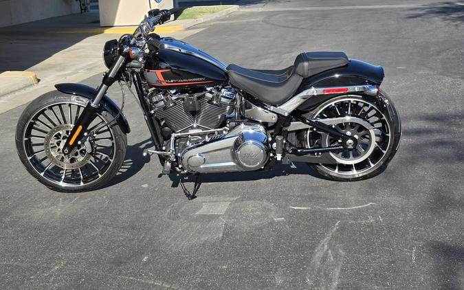 2024 Breakout® 117 Vivid Black