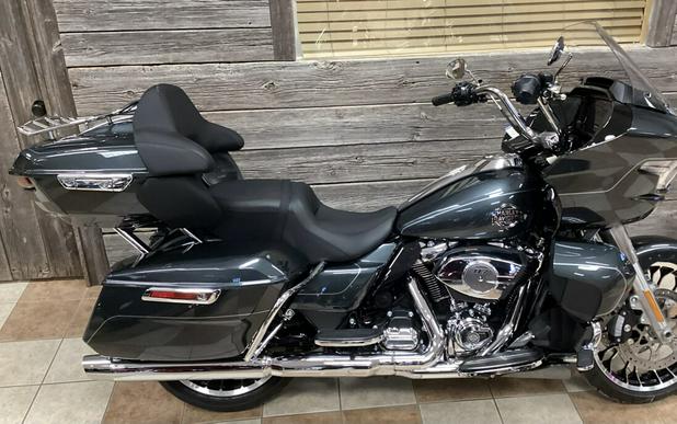 2026 Harley-Davidson® Road Glide Limited Iron Horse Metallic Chrome Trim