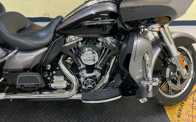 2016 Harley-Davidson® Road Glide® Ultra Two-Tone Billet Silver/Vivid Black FLTRU