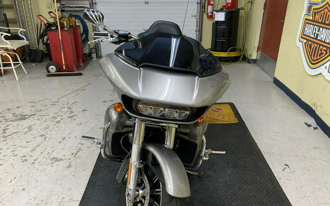 2016 Harley-Davidson® Road Glide® Ultra Two-Tone Billet Silver/Vivid Black FLTRU