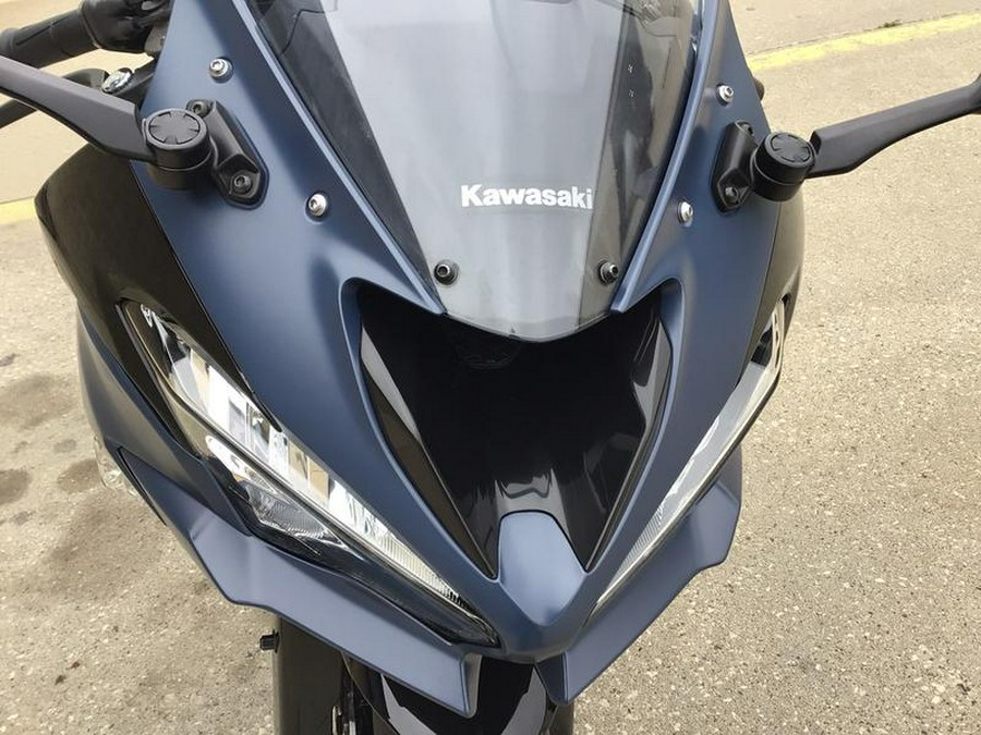 2022 Kawasaki Ninja® ZX™-6R Metallic Matte Twilight Blue/Metallic Diablo Black