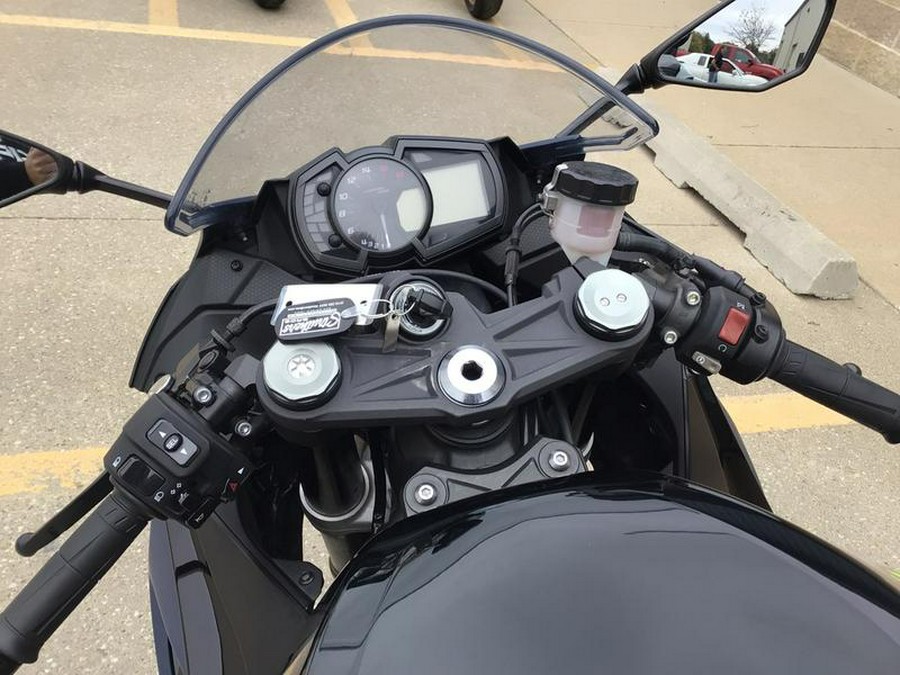 2022 Kawasaki Ninja® ZX™-6R Metallic Matte Twilight Blue/Metallic Diablo Black