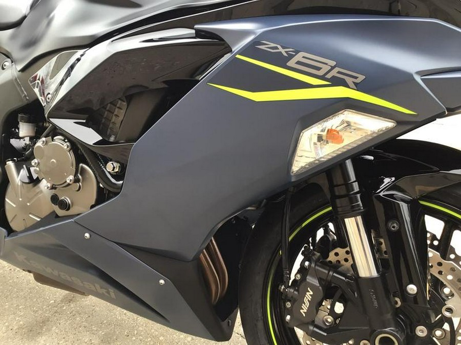 2022 Kawasaki Ninja® ZX™-6R Metallic Matte Twilight Blue/Metallic Diablo Black