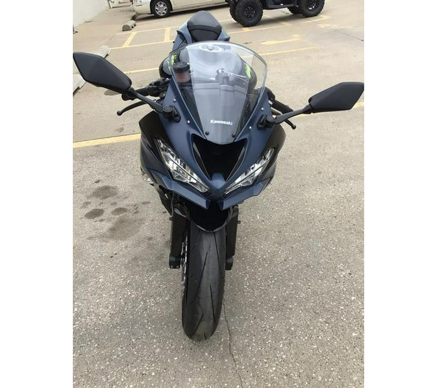 2022 Kawasaki Ninja® ZX™-6R Metallic Matte Twilight Blue/Metallic Diablo Black