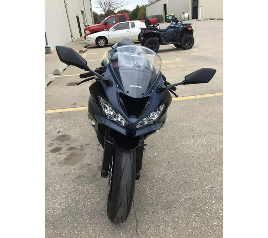 2022 Kawasaki Ninja® ZX™-6R Metallic Matte Twilight Blue/Metallic Diablo Black