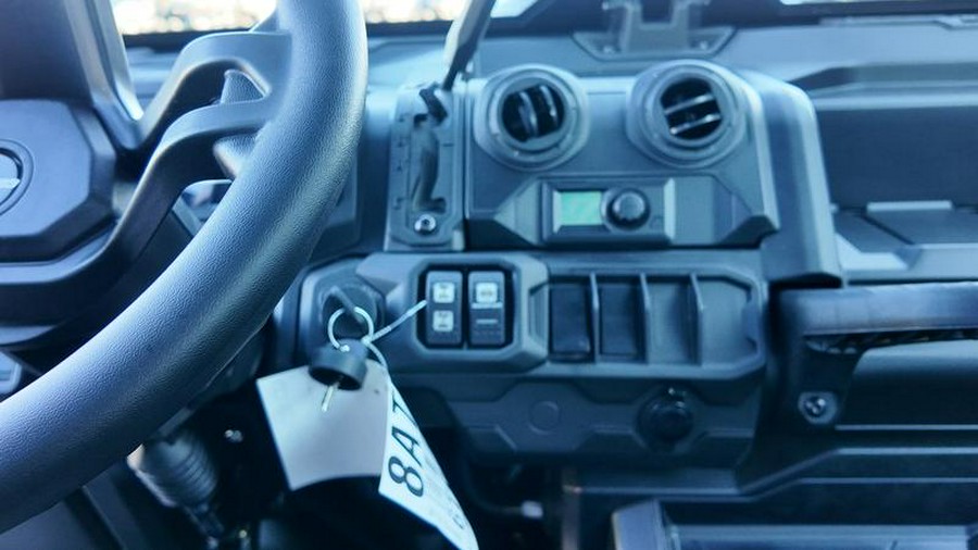 2026 Can-Am® Defender MAX DPS CAB HD10