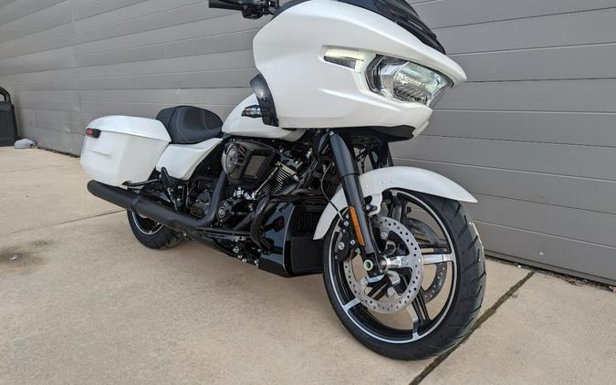 2024 Harley-Davidson Road Glide® White Onyx Pearl – Black Finish