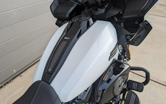 2024 Harley-Davidson Road Glide® White Onyx Pearl – Black Finish