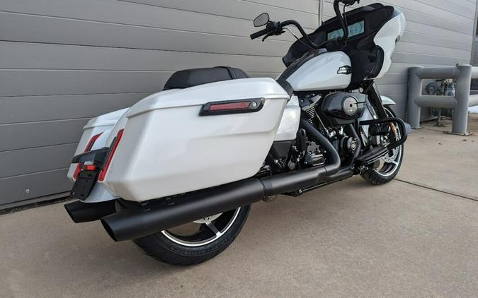 2024 Harley-Davidson Road Glide® White Onyx Pearl – Black Finish