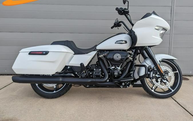 2024 Harley-Davidson Road Glide® White Onyx Pearl – Black Finish