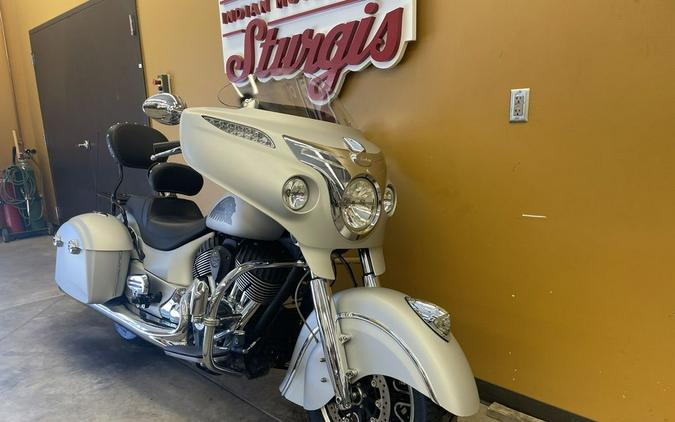 2018 Indian Motorcycle® Chieftain® Classic ABS Star Silver Smoke