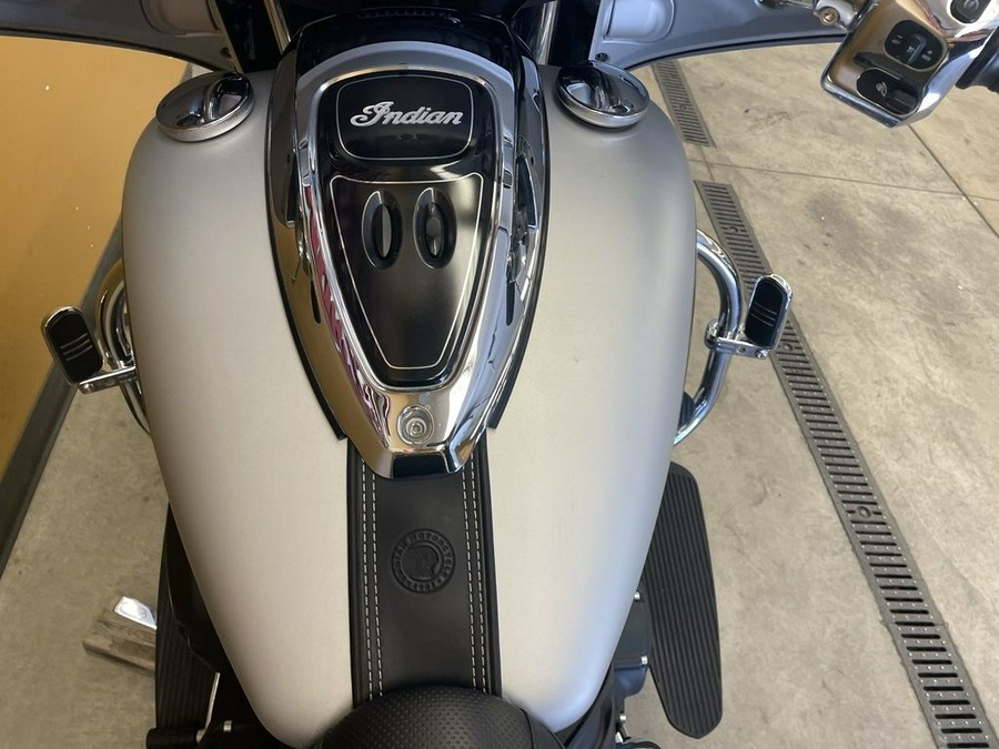 2018 Indian Motorcycle® Chieftain® Classic ABS Star Silver Smoke