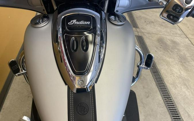 2018 Indian Motorcycle® Chieftain® Classic ABS Star Silver Smoke