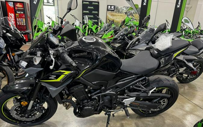 2024 Kawasaki Z900 ABS Metallic Spark Black/Metallic Matte Dark Gray