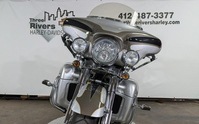 2013 Harley-Davidson CVO™ Ultra Classic® Electra Glide® Black Diamond & Molten Silver wi