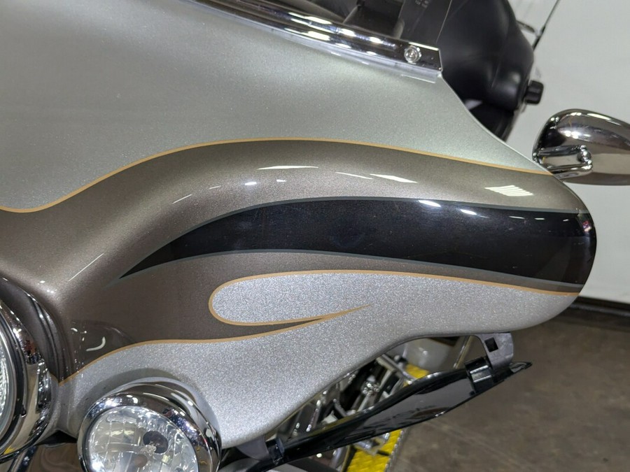 2013 Harley-Davidson CVO™ Ultra Classic® Electra Glide® Black Diamond & Molten Silver wi