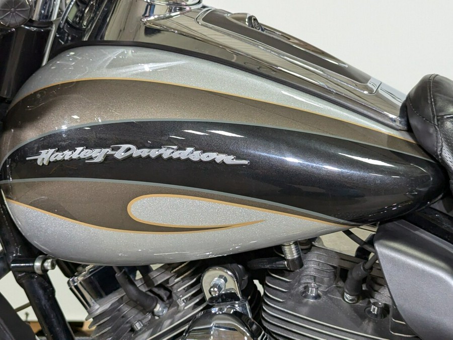 2013 Harley-Davidson CVO™ Ultra Classic® Electra Glide® Black Diamond & Molten Silver wi