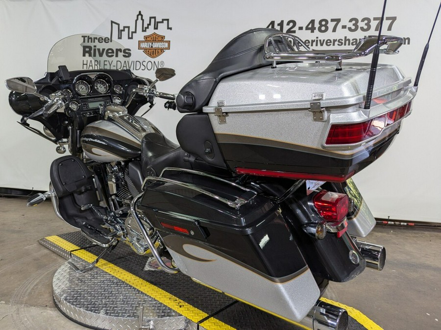 2013 Harley-Davidson CVO™ Ultra Classic® Electra Glide® Black Diamond & Molten Silver wi