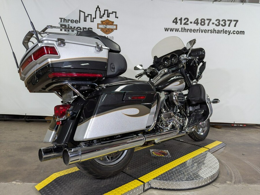 2013 Harley-Davidson CVO™ Ultra Classic® Electra Glide® Black Diamond & Molten Silver wi