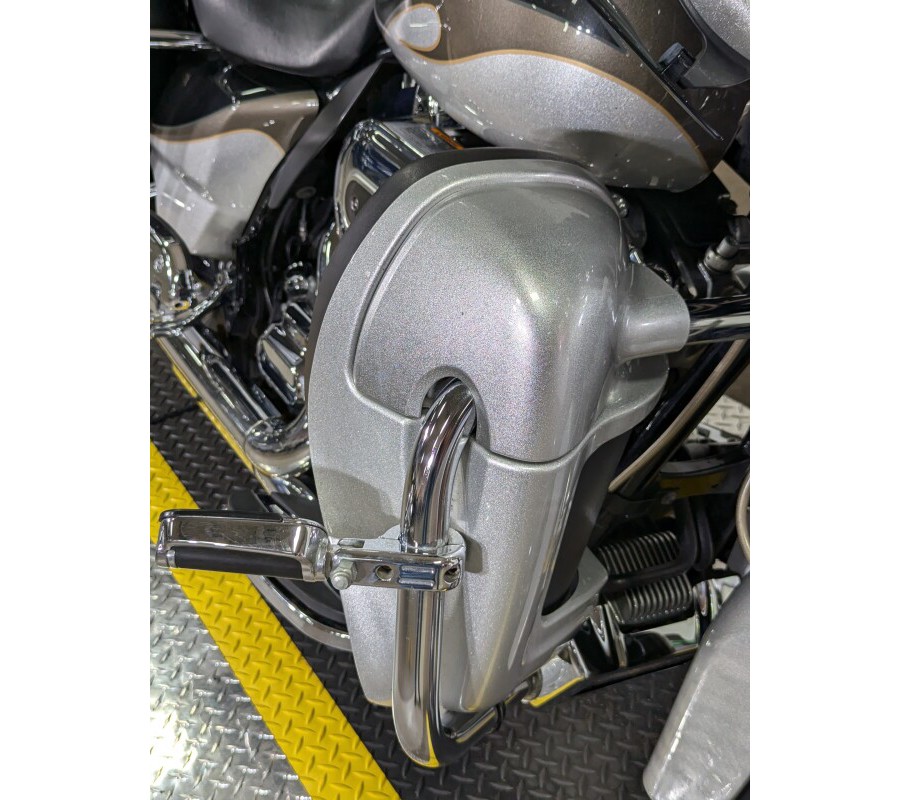 2013 Harley-Davidson CVO™ Ultra Classic® Electra Glide® Black Diamond & Molten Silver wi