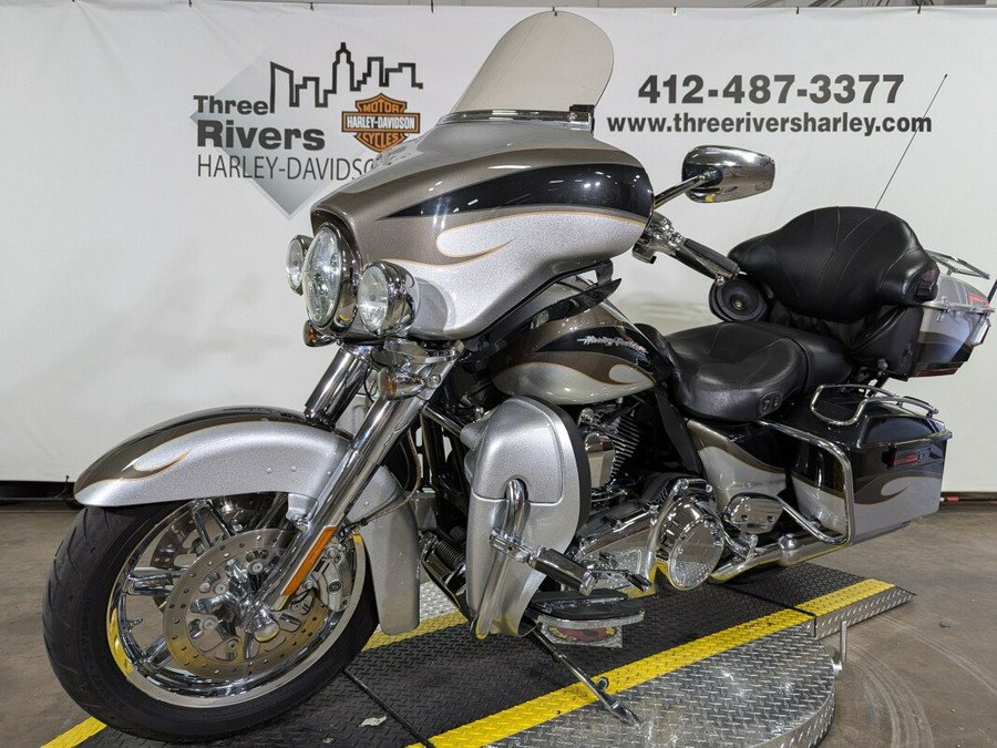 2013 Harley-Davidson CVO™ Ultra Classic® Electra Glide® Black Diamond & Molten Silver wi