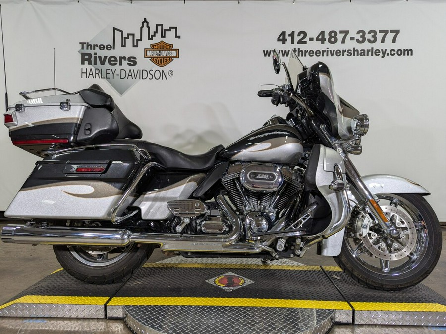 2013 Harley-Davidson CVO™ Ultra Classic® Electra Glide® Black Diamond & Molten Silver wi