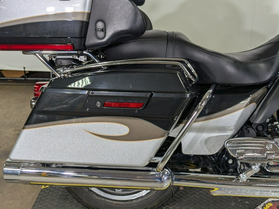 2013 Harley-Davidson CVO™ Ultra Classic® Electra Glide® Black Diamond & Molten Silver wi