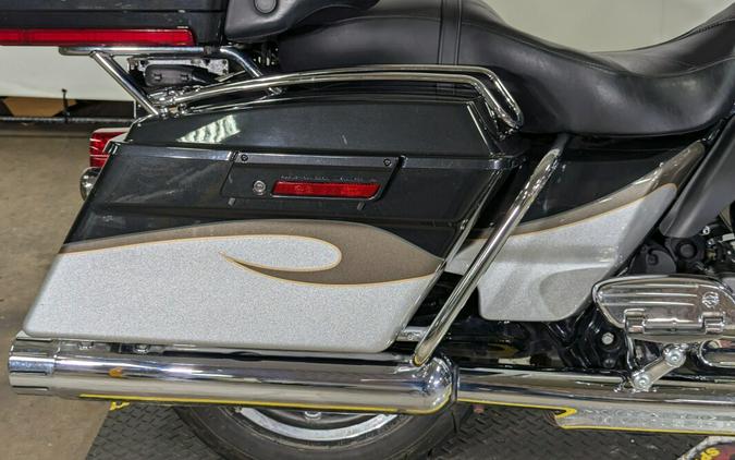 2013 Harley-Davidson CVO™ Ultra Classic® Electra Glide® Black Diamond & Molten Silver wi