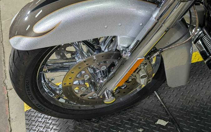 2013 Harley-Davidson CVO™ Ultra Classic® Electra Glide® Black Diamond & Molten Silver wi