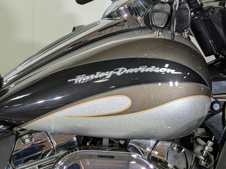 2013 Harley-Davidson CVO™ Ultra Classic® Electra Glide® Black Diamond & Molten Silver wi