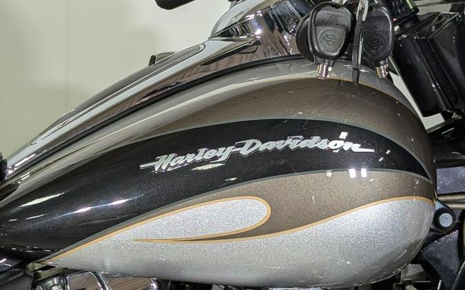 2013 Harley-Davidson CVO™ Ultra Classic® Electra Glide® Black Diamond & Molten Silver wi