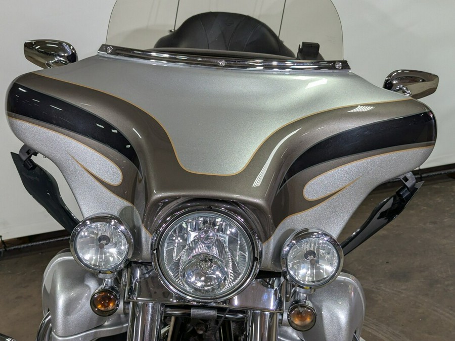 2013 Harley-Davidson CVO™ Ultra Classic® Electra Glide® Black Diamond & Molten Silver wi