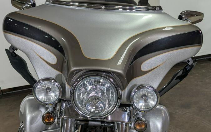 2013 Harley-Davidson CVO™ Ultra Classic® Electra Glide® Black Diamond & Molten Silver wi