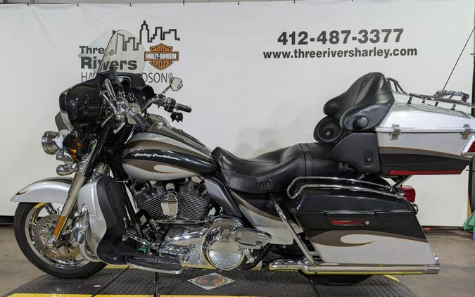 2013 Harley-Davidson CVO™ Ultra Classic® Electra Glide® Black Diamond & Molten Silver wi