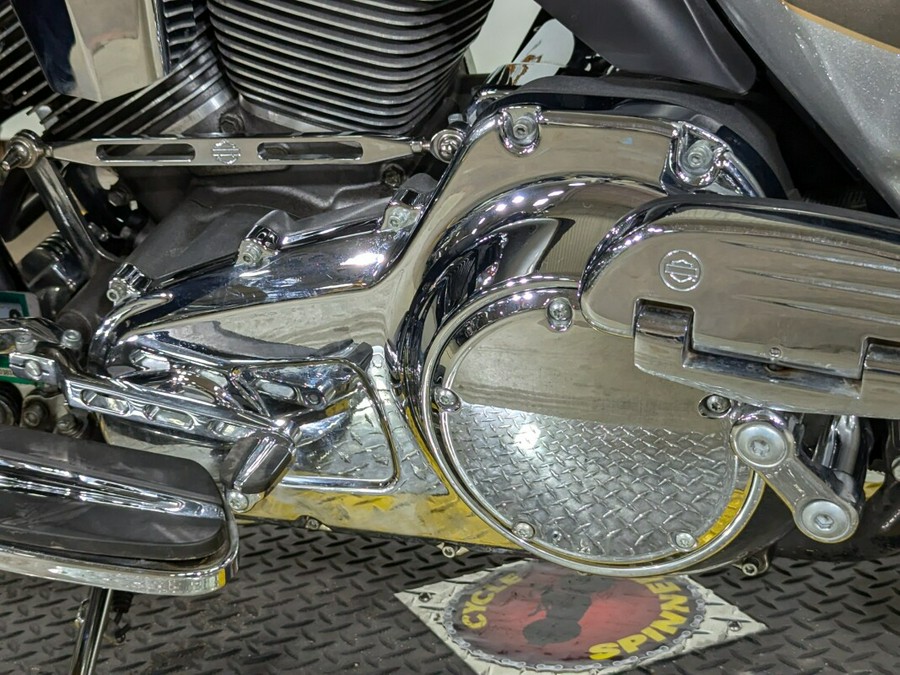 2013 Harley-Davidson CVO™ Ultra Classic® Electra Glide® Black Diamond & Molten Silver wi